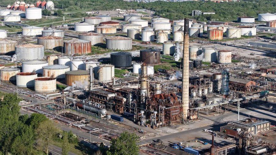 Sebuah tayangan drone menunjukkan Kilang Minyak Stanlow milik Essar Energy, kilang terbesar kedua di Inggris yang memproduksi sekitar seperenam bensin negara itu, bersama dengan bahan bakar jet dan diesel, di Ellesmere Port, Inggris, 30 April 2026. (