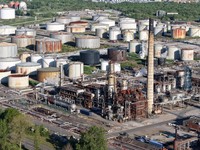 Sebuah tayangan drone menunjukkan Kilang Minyak Stanlow milik Essar Energy, kilang terbesar kedua di Inggris yang memproduksi sekitar seperenam bensin negara itu, bersama dengan bahan bakar jet dan diesel, di Ellesmere Port, Inggris, 30 April 2026. (