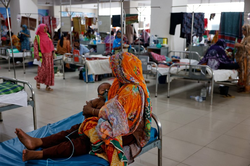 Para orang tua membantu anak-anak yang terinfeksi campak untuk menyesuaikan masker nebulizer mereka saat menerima perawatan di Rumah Sakit DNCC, menyusul wabah yang terjadi di seluruh negeri, di Dhaka, Bangladesh, 6 Mei 2026. (REUTERS/Mohammad Ponir  Hossain)