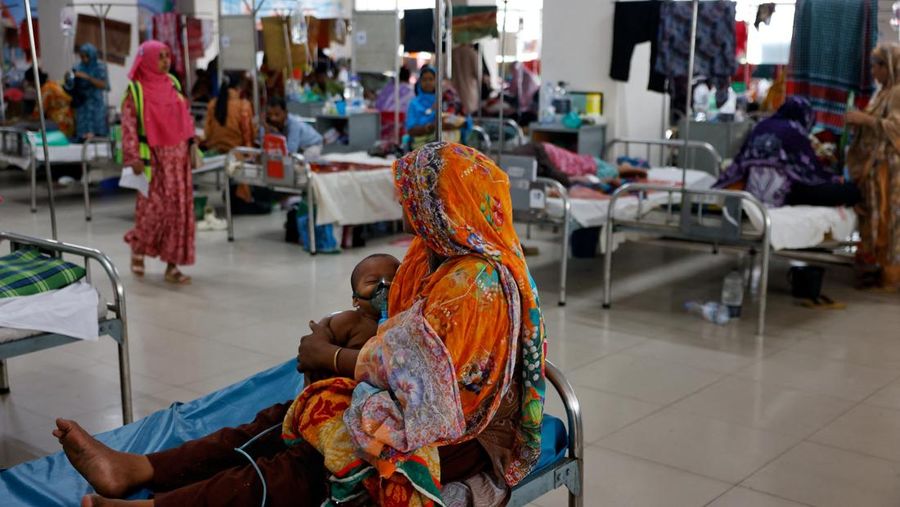 Seorang anak yang terinfeksi campak menerima perawatan di Rumah Sakit DNCC, menyusul wabah yang melanda seluruh negeri, di Dhaka, Bangladesh, 6 Mei 2026.
