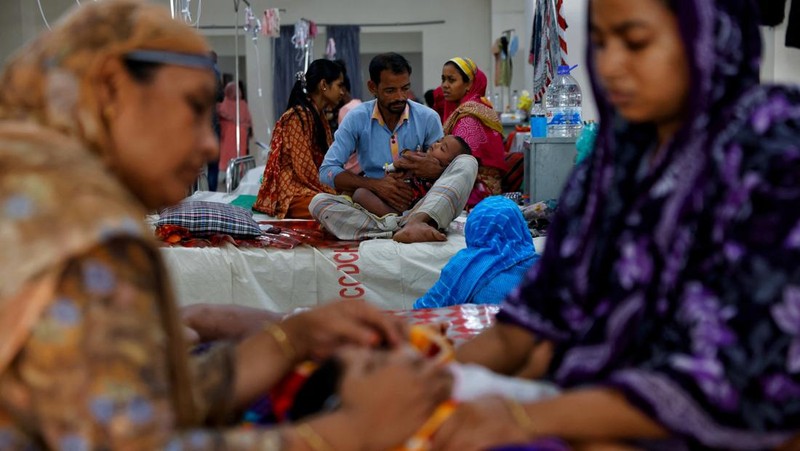 Seorang pria menggendong seorang anak yang terinfeksi campak yang sedang menerima perawatan di Rumah Sakit DNCC, menyusul wabah yang terjadi di seluruh negeri, di Dhaka, Bangladesh, 6 Mei 2026.