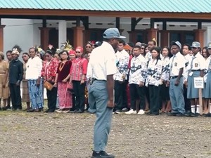 Kisah Siswa Disabilitas di Nabire Berdiri Satu Kaki Pimpin Upacara Hardiknas