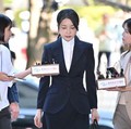 South Korea's former first lady Kim Keon Hee (C), wife of impeached former president Yoon Suk Yeol, arrives at a court to attend a hearing to review her arrest warrant requested by special prosecutors at the Seoul Central District Court in Seoul on A
