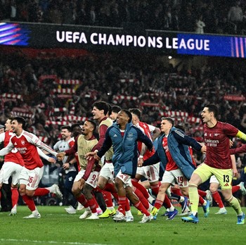 Soccer Football - UEFA Champions League - Semi Final - Second Leg - Arsenal v Atletico Madrid - Emirates Stadium, London, Britain - May 5, 2026 Arsenal's Myles Lewis-Skelly with teammates celebrate after reaching the UEFA Champions League final REUTE