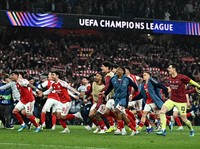 Soccer Football - UEFA Champions League - Semi Final - Second Leg - Arsenal v Atletico Madrid - Emirates Stadium, London, Britain - May 5, 2026 Arsenal's Myles Lewis-Skelly with teammates celebrate after reaching the UEFA Champions League final REUTE