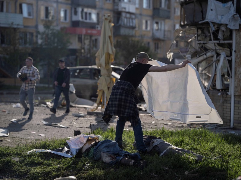 A site of a Russian air strike, amid Russia's attack on Ukraine, in Zaporizhzhia, Ukraine May 5, 2026. Press service of the State Emergency Service of Ukraine in Zaporizhzhia region/Handout via REUTERS ATTENTION EDITORS - THIS IMAGE HAS BEEN SUPPLIED BY A THIRD PARTY. WATERMARK FROM SOURCE. MANDATORY CREDIT. BEST QUALITY AVAILABLE.