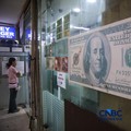Warga melakukan penukaran mata uang rupiah ke dolar AS di Money Changer Valuta Artha Mas, Jakarta, Rabu (6/5/2026). (CNBC Indonesia/Faisal Rahman)