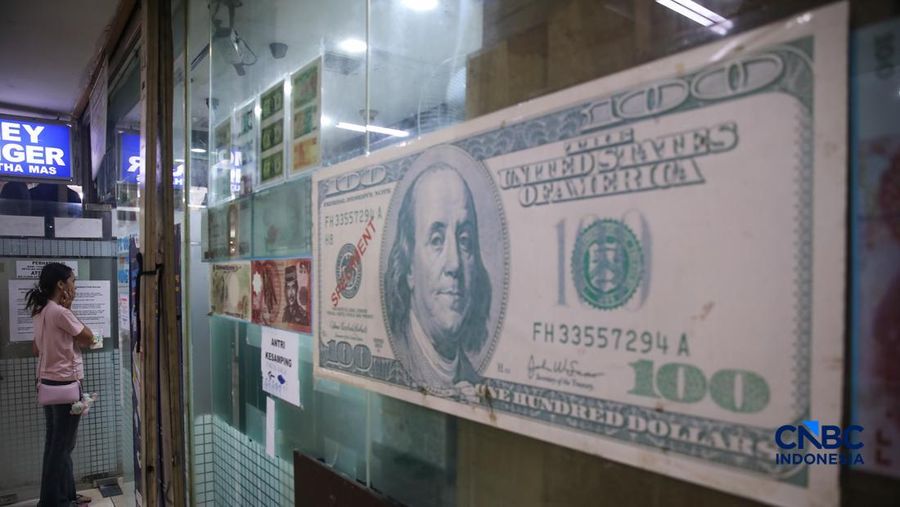 Warga melakukan penukaran mata uang rupiah ke dolar AS di Money Changer Valuta Artha Mas, Jakarta, Rabu (6/5/2026). (CNBC Indonesia/Faisal Rahman)