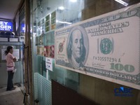 Warga melakukan penukaran mata uang rupiah ke dolar AS di Money Changer Valuta Artha Mas, Jakarta, Rabu (6/5/2026). (CNBC Indonesia/Faisal Rahman)