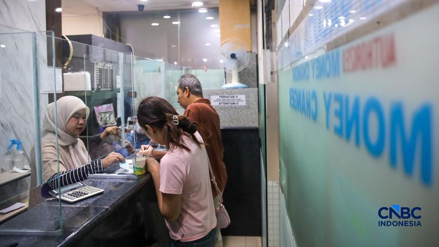 Warga melakukan penukaran mata uang rupiah ke dolar AS di Money Changer Valuta Artha Mas, Jakarta, Rabu (6/5/2026).