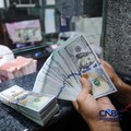 Warga melakukan penukaran mata uang rupiah ke dolar AS di Money Changer Valuta Artha Mas, Jakarta, Rabu (6/5/2026). (CNBC Indonesia/Faisal Rahman)