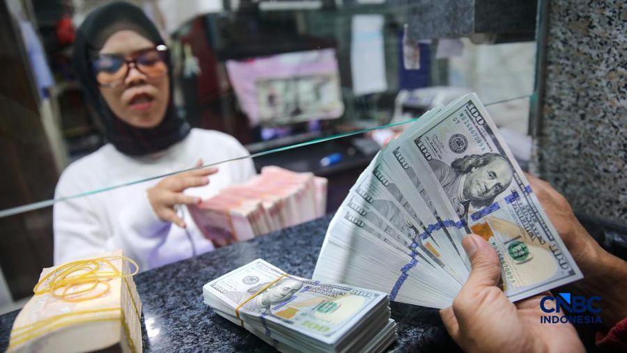 Warga melakukan penukaran mata uang rupiah ke dolar AS di Money Changer Valuta Artha Mas, Jakarta, Rabu (6/5/2026). (CNBC Indonesia/Faisal Rahman)