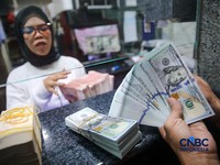 Warga melakukan penukaran mata uang rupiah ke dolar AS di Money Changer Valuta Artha Mas, Jakarta, Rabu (6/5/2026). (CNBC Indonesia/Faisal Rahman)