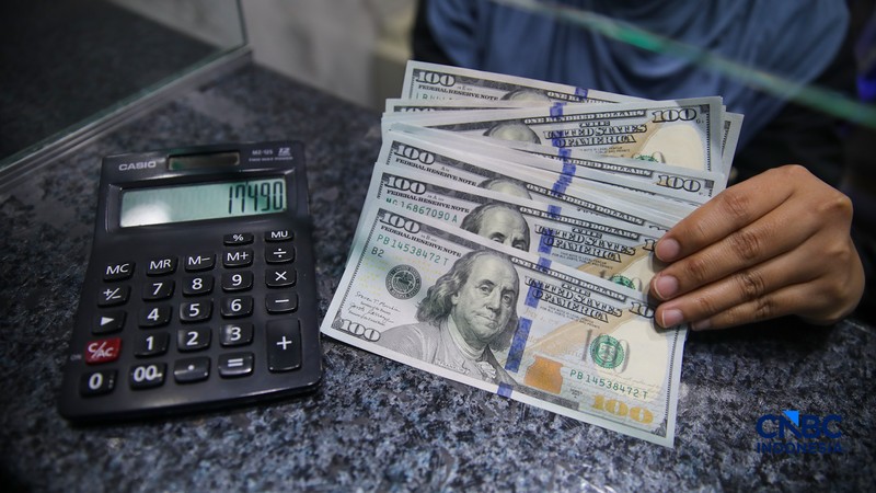 Warga melakukan penukaran mata uang rupiah ke dolar AS di Money Changer Valuta Artha Mas, Jakarta, Rabu (6/5/2026). (CNBC Indonesia/Faisal Rahman)
