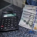 Warga melakukan penukaran mata uang rupiah ke dolar AS di Money Changer Valuta Artha Mas, Jakarta, Rabu (6/5/2026). (CNBC Indonesia/Faisal Rahman)