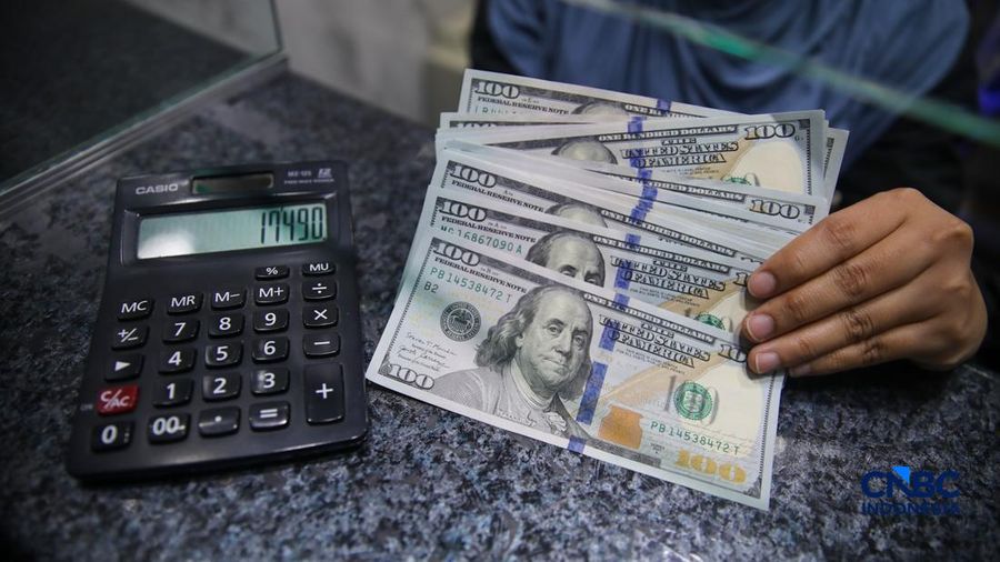 Warga melakukan penukaran mata uang rupiah ke dolar AS di Money Changer Valuta Artha Mas, Jakarta, Rabu (6/5/2026).