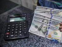Warga melakukan penukaran mata uang rupiah ke dolar AS di Money Changer Valuta Artha Mas, Jakarta, Rabu (6/5/2026). (CNBC Indonesia/Faisal Rahman)
