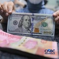 Warga melakukan penukaran mata uang rupiah ke dolar AS di Money Changer Valuta Artha Mas, Jakarta, Rabu (6/5/2026). (CNBC Indonesia/Faisal Rahman)