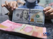 Warga melakukan penukaran mata uang rupiah ke dolar AS di Money Changer Valuta Artha Mas, Jakarta, Rabu (6/5/2026). (CNBC Indonesia/Faisal Rahman)