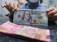Warga melakukan penukaran mata uang rupiah ke dolar AS di Money Changer Valuta Artha Mas, Jakarta, Rabu (6/5/2026). (CNBC Indonesia/Faisal Rahman)