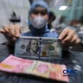 Warga melakukan penukaran mata uang rupiah ke dolar AS di Money Changer Valuta Artha Mas, Jakarta, Rabu (6/5/2026). (CNBC Indonesia/Faisal Rahman)
