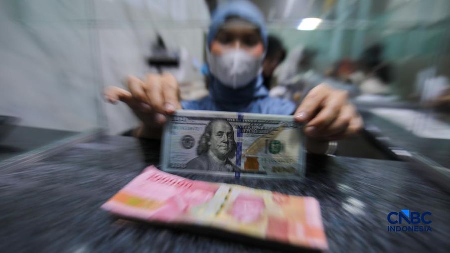 Warga melakukan penukaran mata uang rupiah ke dolar AS di Money Changer Valuta Artha Mas, Jakarta, Rabu (6/5/2026).