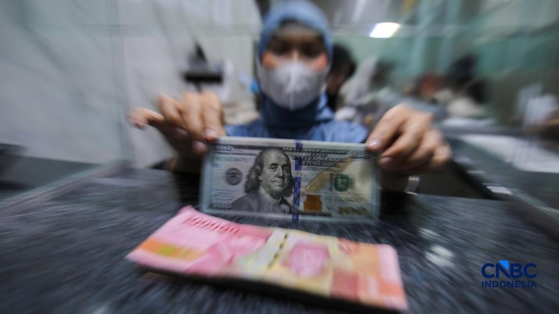 Warga melakukan penukaran mata uang rupiah ke dolar AS di Money Changer Valuta Artha Mas, Jakarta, Rabu (6/5/2026).