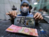 Warga melakukan penukaran mata uang rupiah ke dolar AS di Money Changer Valuta Artha Mas, Jakarta, Rabu (6/5/2026). (CNBC Indonesia/Faisal Rahman)