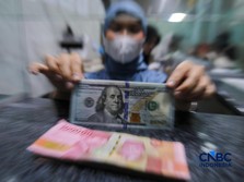 Warga melakukan penukaran mata uang rupiah ke dolar AS di Money Changer Valuta Artha Mas, Jakarta, Rabu (6/5/2026). (CNBC Indonesia/Faisal Rahman)