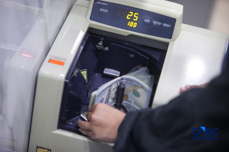 Warga melakukan penukaran mata uang rupiah ke dolar AS di Money Changer Valuta Artha Mas, Jakarta, Rabu (6/5/2026). (CNBC Indonesia/Faisal Rahman)