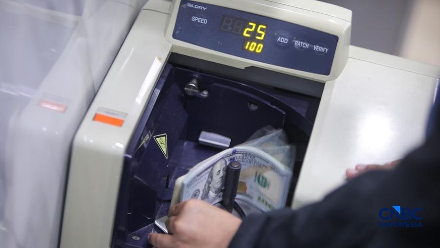 Warga melakukan penukaran mata uang rupiah ke dolar AS di Money Changer Valuta Artha Mas, Jakarta, Rabu (6/5/2026).