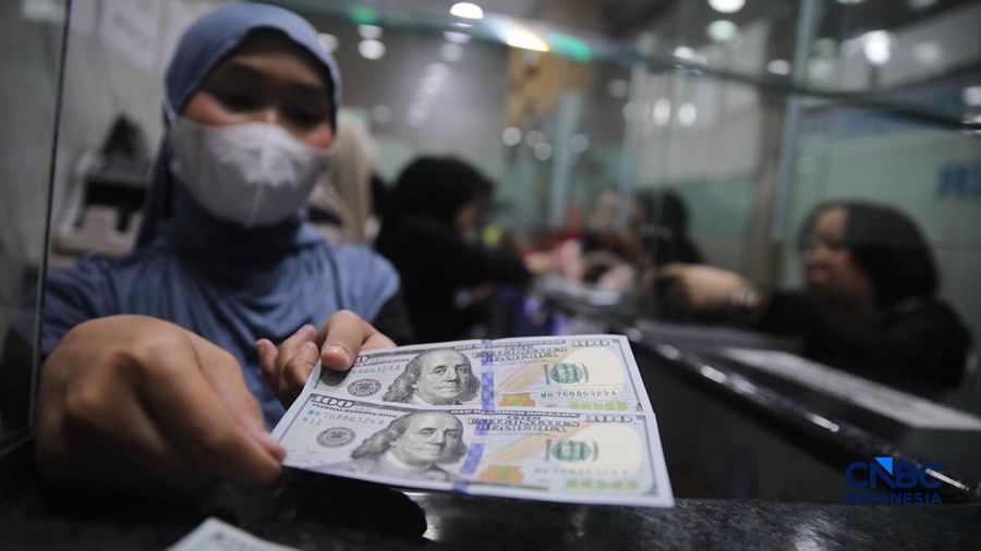 Warga melakukan penukaran mata uang rupiah ke dolar AS di Money Changer Valuta Artha Mas, Jakarta, Rabu (6/5/2026).