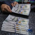 Warga melakukan penukaran mata uang rupiah ke dolar AS di Money Changer Valuta Artha Mas, Jakarta, Rabu (6/5/2026). (CNBC Indonesia/Faisal Rahman)