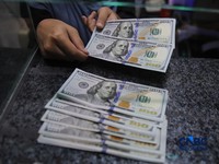 Warga melakukan penukaran mata uang rupiah ke dolar AS di Money Changer Valuta Artha Mas, Jakarta, Rabu (6/5/2026). (CNBC Indonesia/Faisal Rahman)