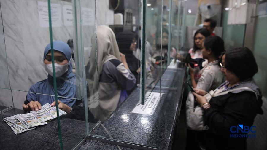 Warga melakukan penukaran mata uang rupiah ke dolar AS di Money Changer Valuta Artha Mas, Jakarta, Rabu (6/5/2026). (CNBC Indonesia/Faisal Rahman)