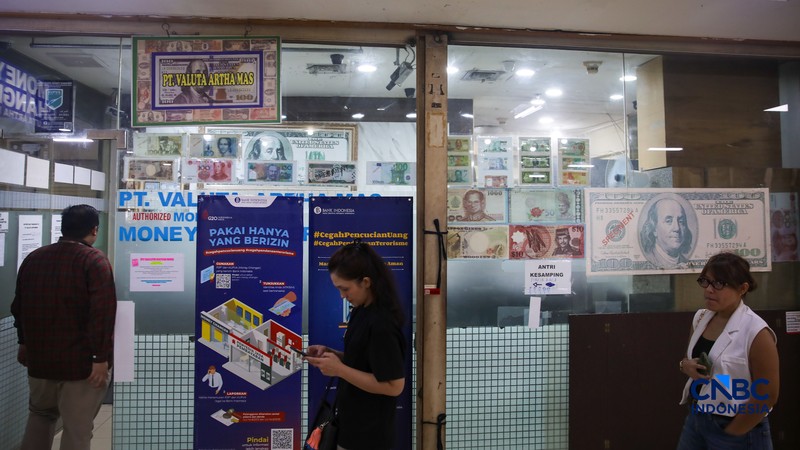 Warga melakukan penukaran mata uang rupiah ke dolar AS di Money Changer Valuta Artha Mas, Jakarta, Rabu (6/5/2026). (CNBC Indonesia/Faisal Rahman)