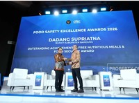 Dadang Supriatna Raih Outstanding Achievement In Free Nutritious Meals & Food Security Award