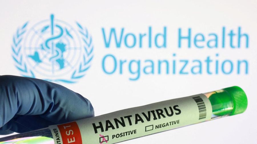 Dalam ilustrasi ini, yang diambil pada 7 Mei 2026, terlihat sebuah tabung reaksi berlabel "Hantavirus positif" dan logo Organisasi Kesehatan Dunia. (REUTERS/Dado Ruvic/Illustration)