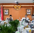 Ketua Komite Percepatan Transformasi Digital Pemerintah (PTDP), Luhut Binsar Pandjaitan  memimpin Rapat Koordinasi Pemanfaatan Data dan Digitalisasi Bantuan Sosial (Bansos) lintas kementerian dan lembaga (K/L) di Kantor Kementerian Sosial (Kemensos)