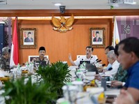 Ketua Komite Percepatan Transformasi Digital Pemerintah (PTDP), Luhut Binsar Pandjaitan  memimpin Rapat Koordinasi Pemanfaatan Data dan Digitalisasi Bantuan Sosial (Bansos) lintas kementerian dan lembaga (K/L) di Kantor Kementerian Sosial (Kemensos)