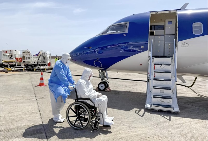 Dua orang yang dievakuasi dari kapal pesiar mewah yang dilanda wabah hantavirus tiba di Belanda menggunakan pesawat ambulans Luxembourg Air Rescue (LAR), Rabu (6/5/2026). (Tangkapan Layar Video Reuters/LUXEMBOURG AIR RESCUE HANDOUT)