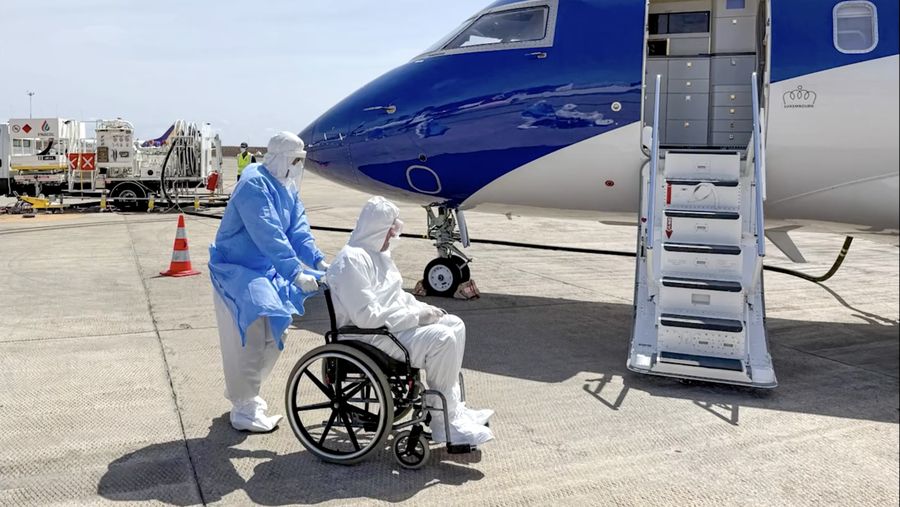 Dua orang yang dievakuasi dari kapal pesiar mewah yang dilanda wabah hantavirus tiba di Belanda menggunakan pesawat ambulans Luxembourg Air Rescue (LAR), Rabu (6/5/2026).