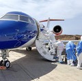 Dua orang yang dievakuasi dari kapal pesiar mewah yang dilanda wabah hantavirus tiba di Belanda menggunakan pesawat ambulans Luxembourg Air Rescue (LAR), Rabu (6/5/2026). (Tangkapan Layar Video Reuters/LUXEMBOURG AIR RESCUE HANDOUT)