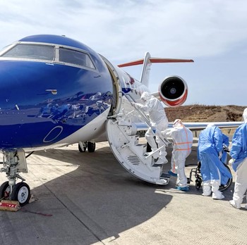 Dua orang yang dievakuasi dari kapal pesiar mewah yang dilanda wabah hantavirus tiba di Belanda menggunakan pesawat ambulans Luxembourg Air Rescue (LAR), Rabu (6/5/2026). (Tangkapan Layar Video Reuters/LUXEMBOURG AIR RESCUE HANDOUT)