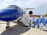 Dua orang yang dievakuasi dari kapal pesiar mewah yang dilanda wabah hantavirus tiba di Belanda menggunakan pesawat ambulans Luxembourg Air Rescue (LAR), Rabu (6/5/2026). (Tangkapan Layar Video Reuters/LUXEMBOURG AIR RESCUE HANDOUT)