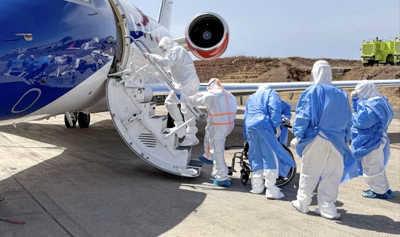 Dua orang yang dievakuasi dari kapal pesiar mewah yang dilanda wabah hantavirus tiba di Belanda menggunakan pesawat ambulans Luxembourg Air Rescue (LAR), Rabu (6/5/2026). (Tangkapan Layar Video Reuters/LUXEMBOURG AIR RESCUE HANDOUT)