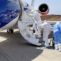 Dua orang yang dievakuasi dari kapal pesiar mewah yang dilanda wabah hantavirus tiba di Belanda menggunakan pesawat ambulans Luxembourg Air Rescue (LAR), Rabu (6/5/2026). (Tangkapan Layar Video Reuters/LUXEMBOURG AIR RESCUE HANDOUT)