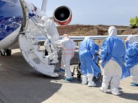 Dua orang yang dievakuasi dari kapal pesiar mewah yang dilanda wabah hantavirus tiba di Belanda menggunakan pesawat ambulans Luxembourg Air Rescue (LAR), Rabu (6/5/2026). (Tangkapan Layar Video Reuters/LUXEMBOURG AIR RESCUE HANDOUT)