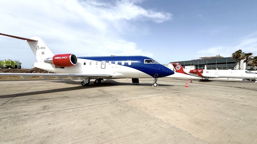 Dua orang yang dievakuasi dari kapal pesiar mewah yang dilanda wabah hantavirus tiba di Belanda menggunakan pesawat ambulans Luxembourg Air Rescue (LAR), Rabu (6/5/2026).