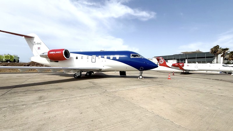 Dua orang yang dievakuasi dari kapal pesiar mewah yang dilanda wabah hantavirus tiba di Belanda menggunakan pesawat ambulans Luxembourg Air Rescue (LAR), Rabu (6/5/2026).